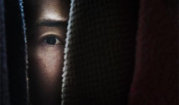 peeping-through