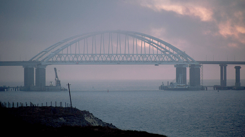 bridge-in-haze