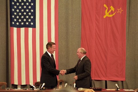 Bush and Gorbachev shake hands in Moscow on July 31, 1991