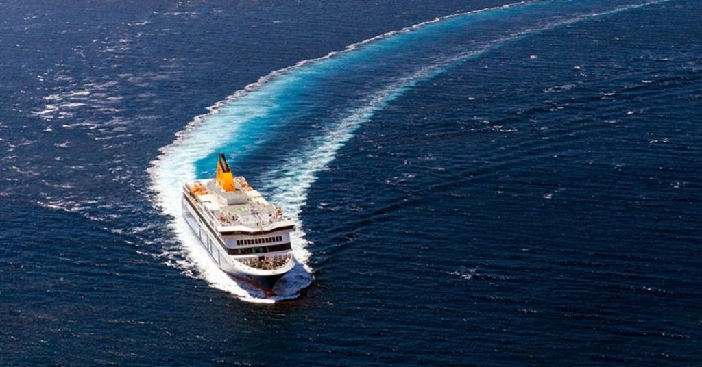 cruise-ship-turns